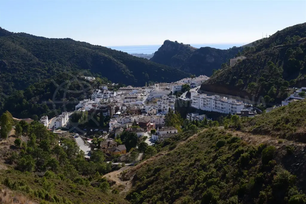 Benahavís is about an hour or an hour's drive from Malaga and Gibraltar airports, ensuring convenient access.